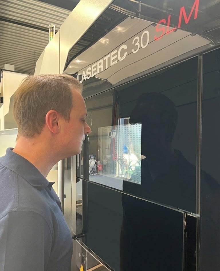 Mitarbeiter von LIGHTWAY prüft eine DMG MORI LASERTEC 30 SLM in der Fertigung